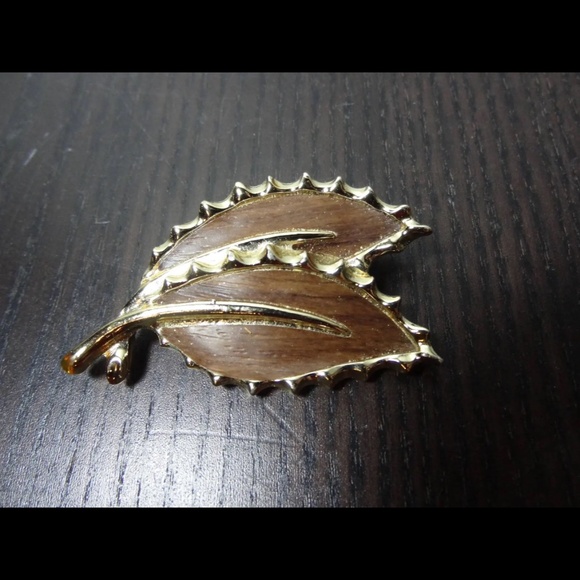 Vintage Sarah Coventry Gold Tone Metal and Faux Wood Leaf Brooch/Pin - Picture 1 of 5